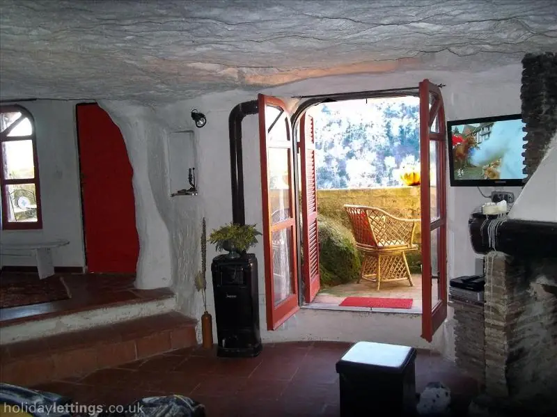 Il soggiorno con camino e balcone