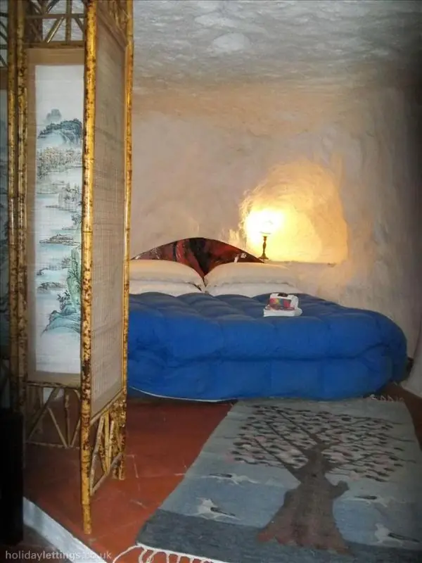Il letto matrimoniale nella nicchia scavata nel tufo
