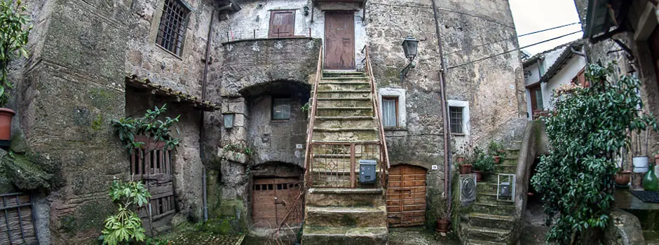 La porta di ingresso e la piazza di Calcata Vecchia