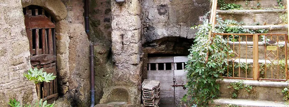 Le case in tufo e i dettagli dei vicoli