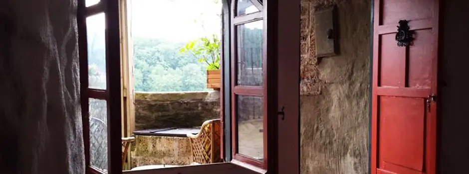 Il balcone della casa aperto sul paesaggio